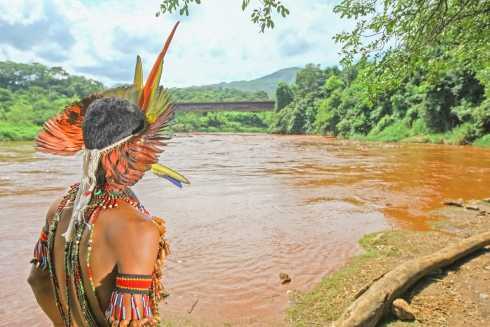 Um rompimento de barragem, um rompimento com o velho